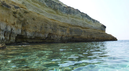 stromy brzeg wyspy – Lampedusa, Włochy