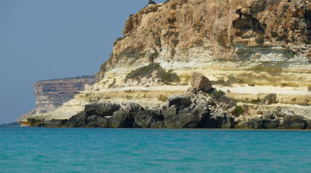 za tym brzegiem jest Cala Pulcino, z za niej.. – Lampedusa, Włochy