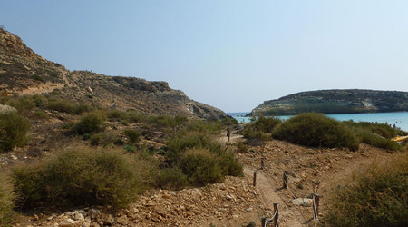 idziemy ścieżką w stronę Cala Pulcino – Lampedusa, Włochy