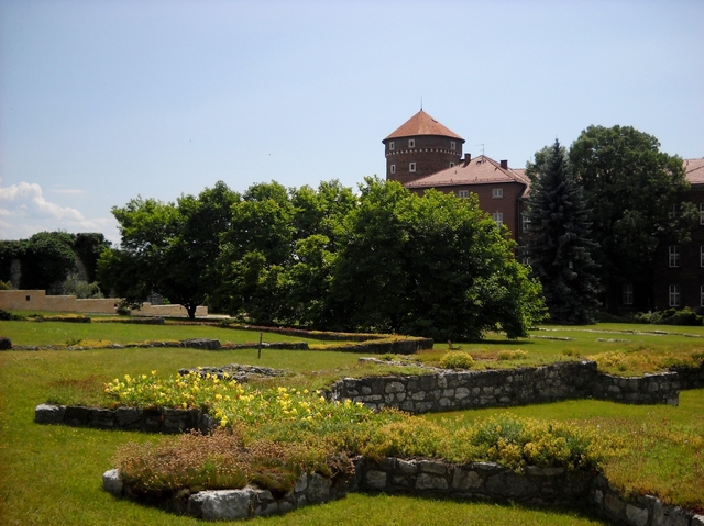 Wawel - Dziedziniec zewnętrzny; pozostałości kościoła św. Michała