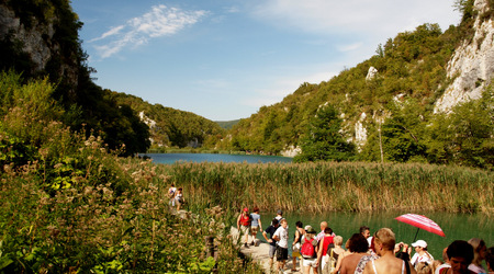 turyści na kładce – Plitwice, Chorwacja