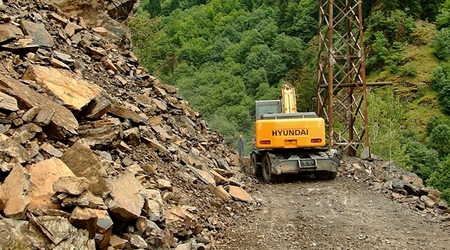 W drodze (w budowie) do Mestii – Mestia, Gruzja