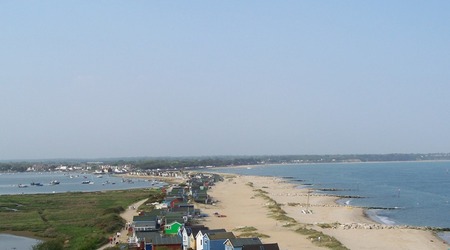 Domki plazowe nad zatoka w christchurch – Christchurch harbour, Wielka Brytania
