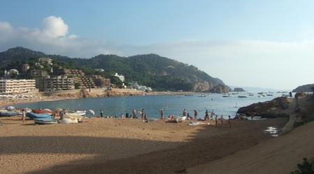 Plaża i łodzie rybackie – Tossa de Mar, Hiszpania