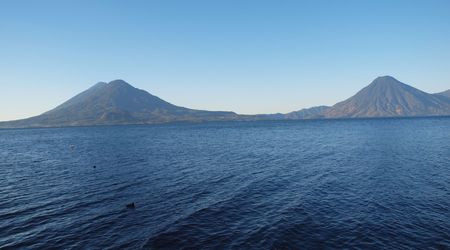 Jezioro -  wulkany San Pedro i po lewej Toliman i Atitlan – Santiago Atitlán, Gwatemala