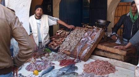 Essaouira - suk - oferta świerzych owoców morza – Maroko