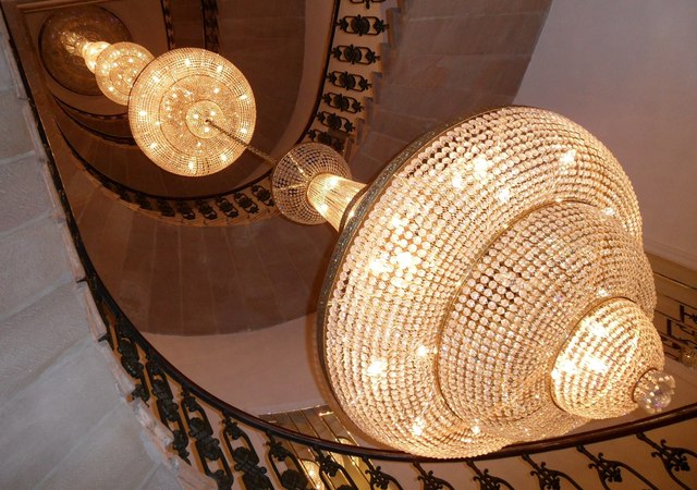 żyrandol w Pałacu Bonerowskim