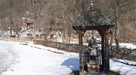 Kapliczka i ule – Sanok, Polska