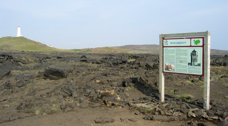 Z latarnią morska w tle – Islandia