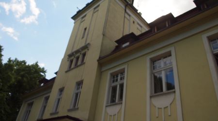Pałac Nieznanice – Polska