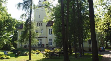 Pałac Nieznanice – Polska