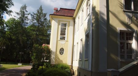 Pałac Nieznanice – Polska