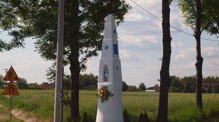 Kapliczka na rozwidleniu dróg Nieznanice -  Borowno – Polska