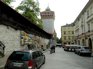 w tle Brama Floriańska