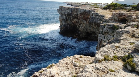 Pobliskie klify – Cala d'or, Hiszpania