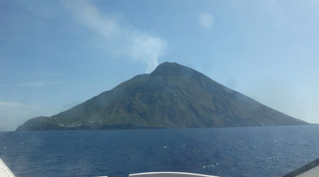 Dopływamy do Stromboli – Włochy