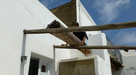 Układanie trzcinowych daszków na belkach – Stromboli, Włochy