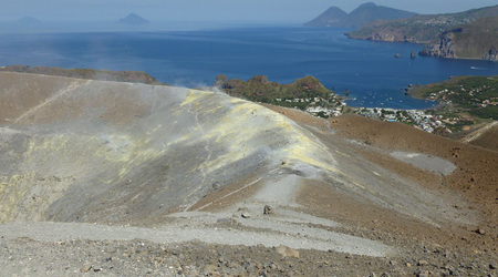 W dole fumarole oraz widoki... – Vulcano, Włochy