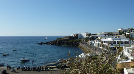 Uliczka nabrzeżna – Panarea, Włochy