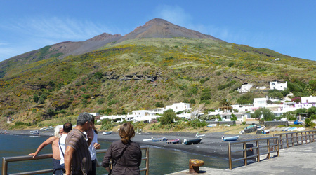 Pierwsze zdjęcia l'Iddu z przystani – Stromboli, Włochy