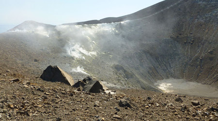 Fumarole i dno krateru – Vulcano, Włochy