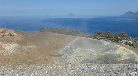 W dole fumarole – Vulcano, Włochy