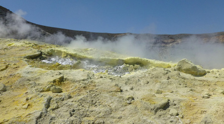 Fumarole na krawędzi krateru – Vulcano, Włochy