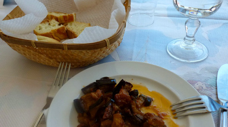 Na przystawkę caponata siciliana i chleb – Vulcano, Włochy