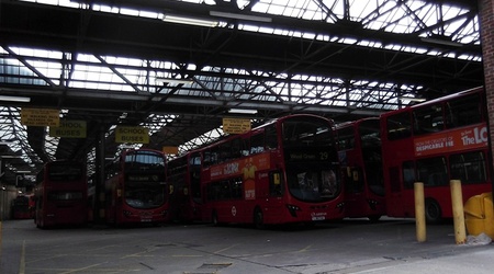 Zajezdnia czerwonych autobusów – Wembley, Wielka Brytania
