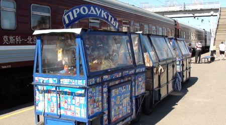 kolej transyberyjska/obwoźny sklep na trasie podróży – Irkuck, Rosja