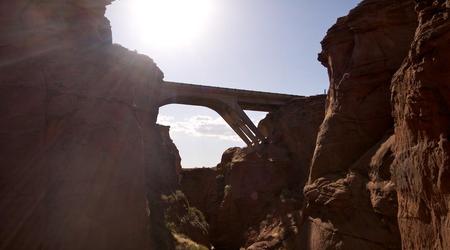 Autostrada przebiegająca ponad Waterholes Canyon – Page, Stany Zjednoczone Ameryki