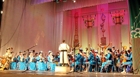 na spektaklu muzyki i tańca – Ułan Bator, Mongolia