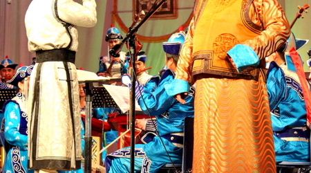 na spektaklu muzyki i tańca – Ułan Bator, Mongolia
