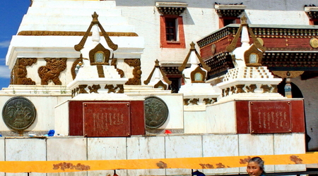 Mongołka przed stupą z młynkami – Ułan Bator, Mongolia