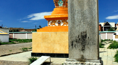 tablica i stupa – Ułan Bator, Mongolia