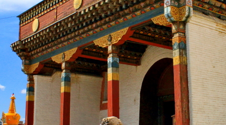 wejście do świątyni Megdżiddżanrajseg süm – Ułan Bator, Mongolia