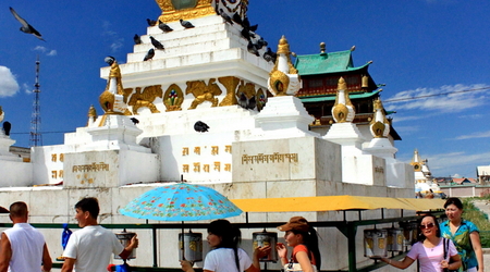wierni i ich stupy:) – Ułan Bator, Mongolia