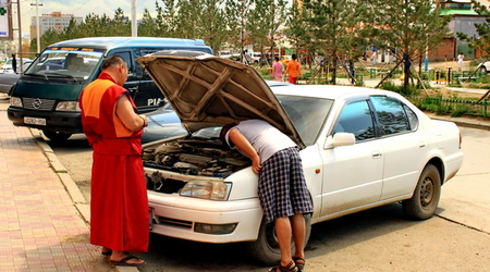 mnich doradzi nie tylko duchowo – Ułan Bator, Mongolia