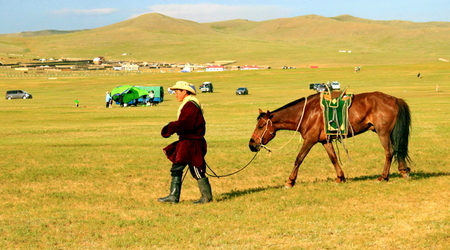 koń mongolski i jego jeździec – Ułan Bator, Mongolia