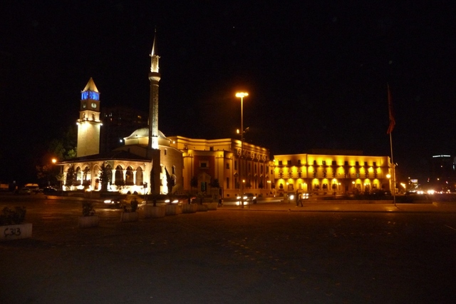 Tirana nocą 2009