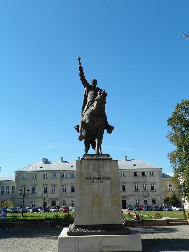Kanclerz Jan Zamoyski, na tle swej akademii w Zamościu
