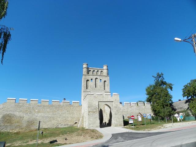 Szydłów, odbudowana Brama ( chyba ) Krakowska