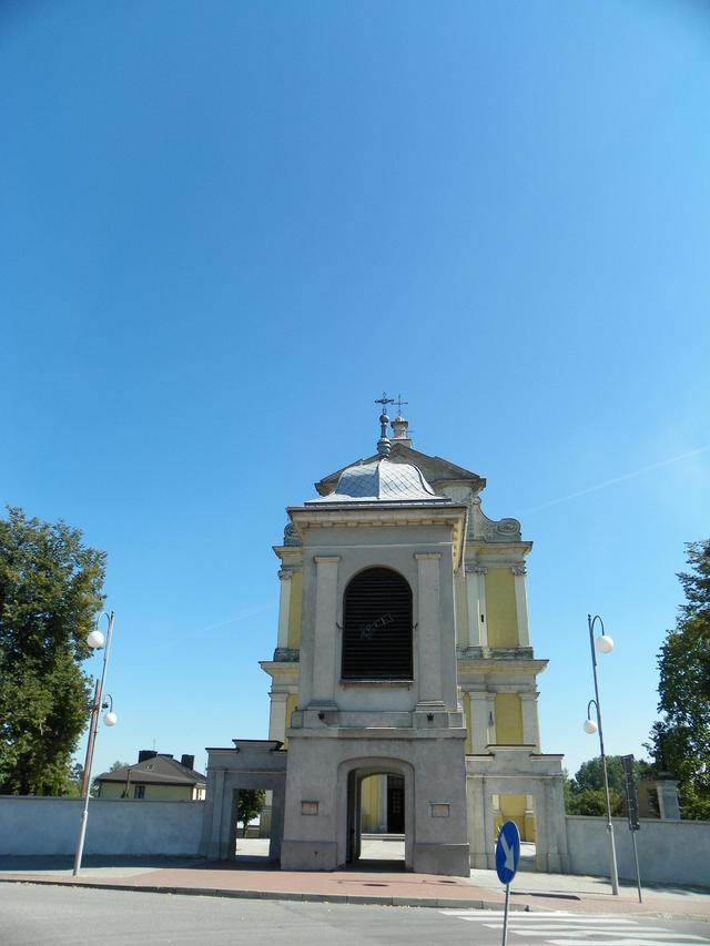 Dzwonnica przed barokowym kościołem w Chmielniku