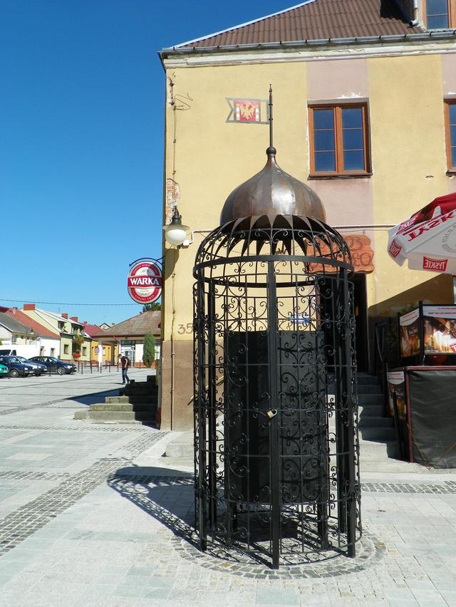 Szydłów, na drugim planie ratusz.....