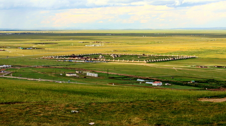 klasztor widziany ze szczytu wzniesienia – Karakorum, Mongolia