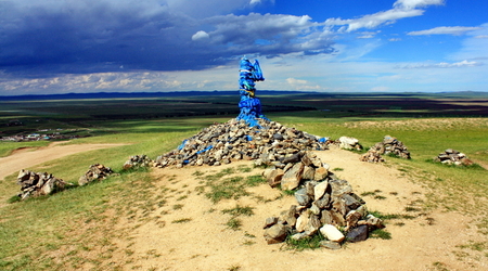 Owoo na szczycie wzniesienia – Karakorum, Mongolia
