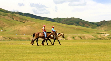jeźdźcy na koniach – Karakorum, Mongolia