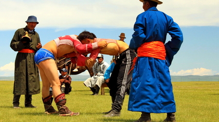 zapaśnicy i sędziowie – Karakorum, Mongolia