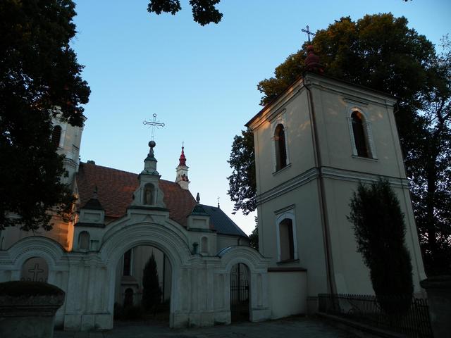 Brama przed kościołem w Szczebrzeszynie
