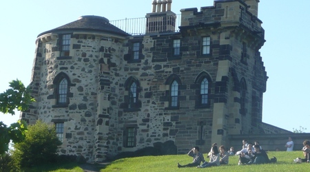 Wypoczynek wśród zabytków Calton Hill – Edynburg, Wielka Brytania